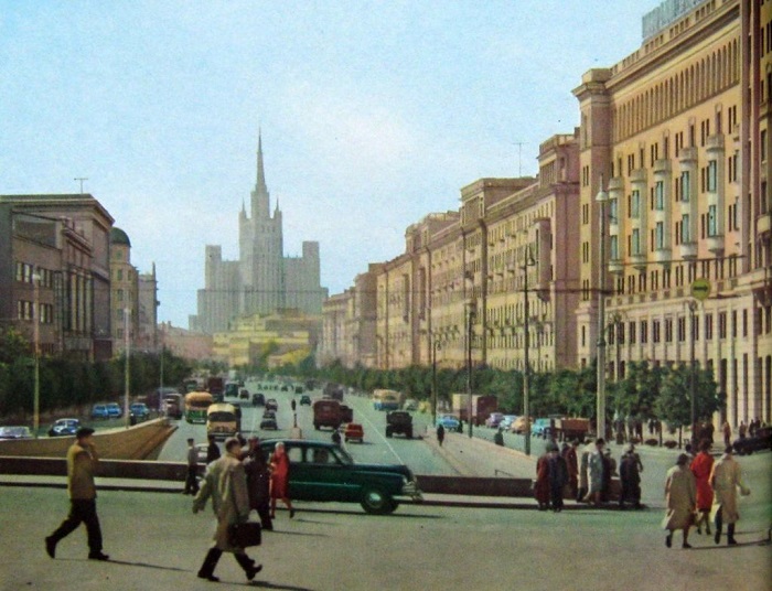 Вид на Садовое кольцо с площади Маяковского.