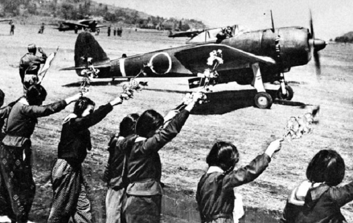 Так называли японских пилотов-смертников времен Второй мировой войны.