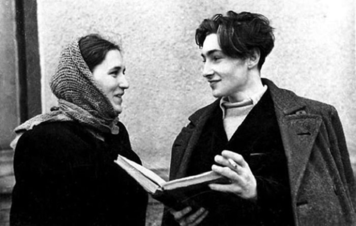 Две легендарные личности советского кинематографа прожили вместе 13 лет. Их страстная любовь и брачный союз у многих вызывали удивление - уж очень разными по темпераменту были супруги.