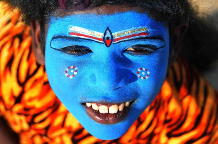Ребенок одет в наряды индийской богини.
