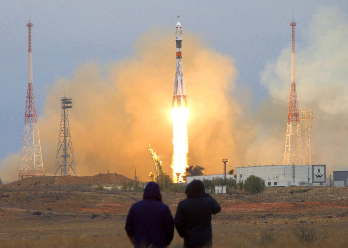 Российская ракета несет астронавтов США Шейн Кимброу и российских космонавтов Сергея Рыжикова и Андрея Борисенко. 