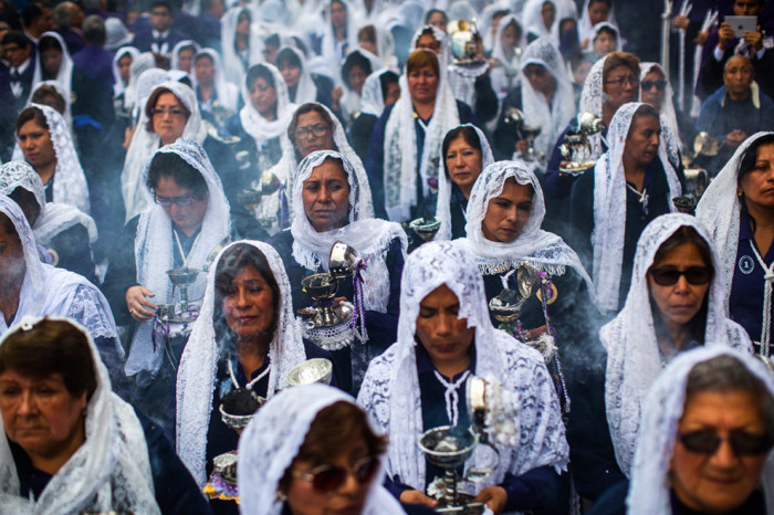 Многотысячное шествие женщин и мужчин в Перу на празднике почитание чудес Господа.