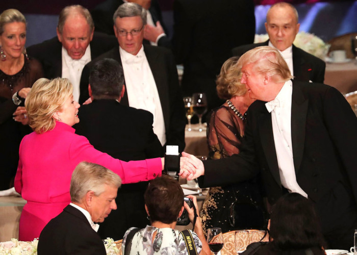 Хиллари Клинтон пожимает руку Дональду Трампу во время благотворительного ужина. 