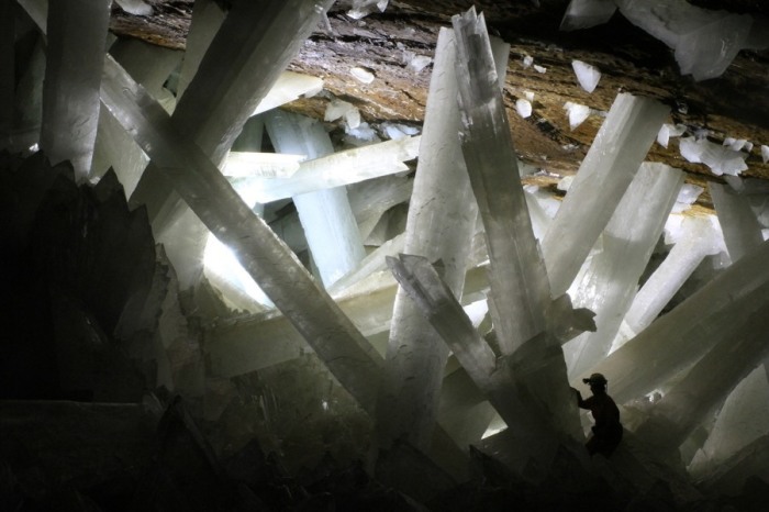 Огромные прозрачные кристаллы селенита сформировались под землей на глубине более 300 метров.