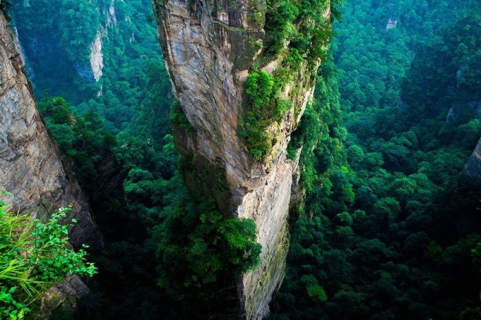 Огромные каменные скалы высотой до 800 метров как бы связывают землю и небо.