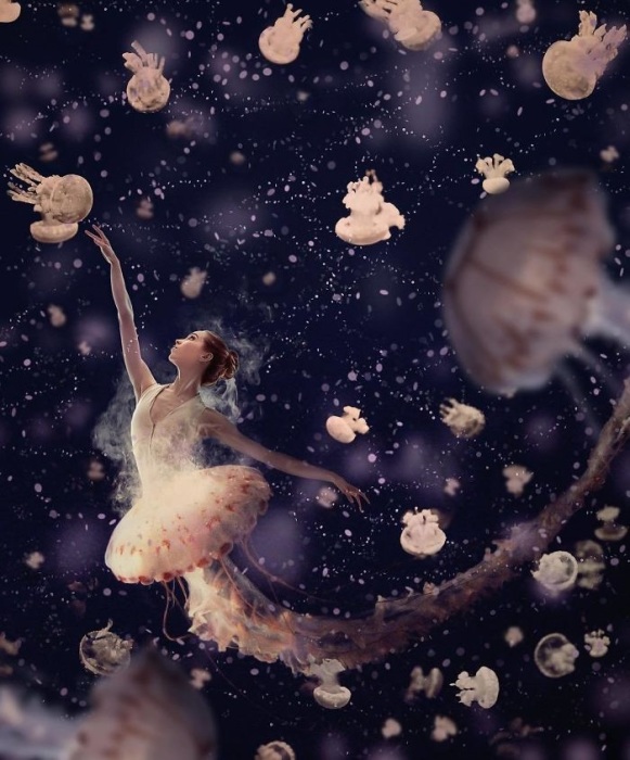 Феерическое выступление изящной морской балерины в водных глубинах.