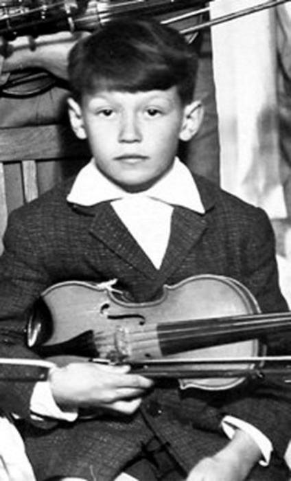 Учащийся музыкальной школы по классу скрипки, 1963 год.