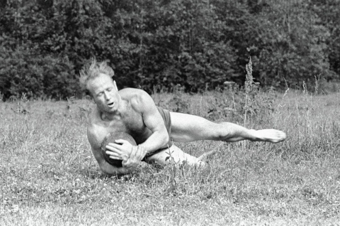 Во время игры в футбол, 1964 год.