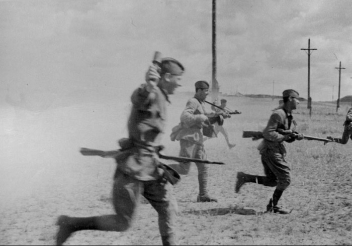 Цепь атакующих солдат, июль 1942 года.
