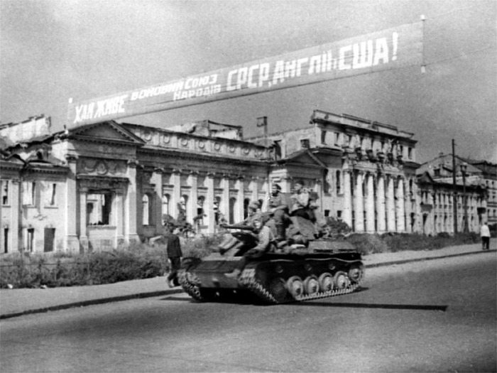 После поражения в Курской битве, немцы укрепились в Харькове и не отдавали его довольно долго, август 43-го года.