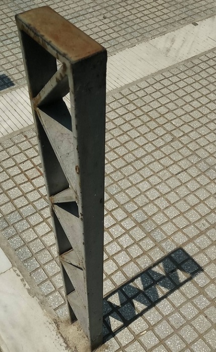 Тень от ограничителя совпадает со швами тротуарной плитки.