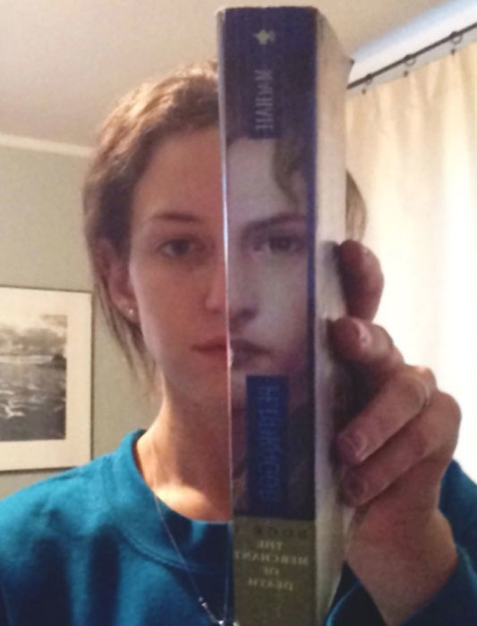 Удивительное совпадение рисунка на корешке книги – фрагмента мужского портера – с лицом девушки.