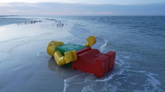Крайне странная находка, но 45,5 кг Lego выбросило на четырех отдельных пляжах по всему миру.