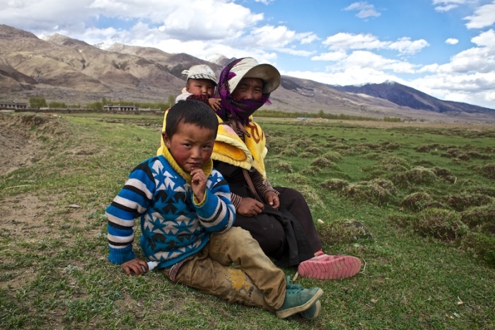 Для тибетских семей отдых на обочине – вполне обычное явление, воспринимающееся как возможность сделать перерыв во время работы в поле.