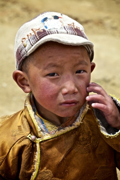 Тибетские дети часто ходят вместе со своими семьями, которые совершают кору.