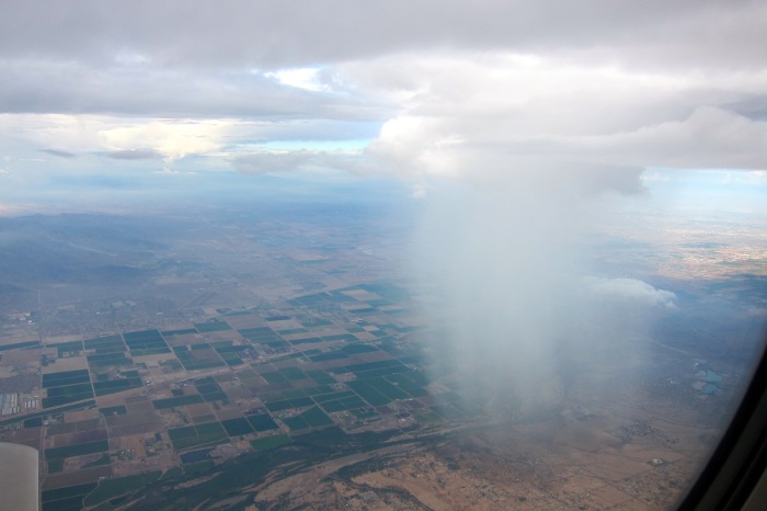 Сильный дождь, накрывший самый крупнейший город американского штата Аризона.