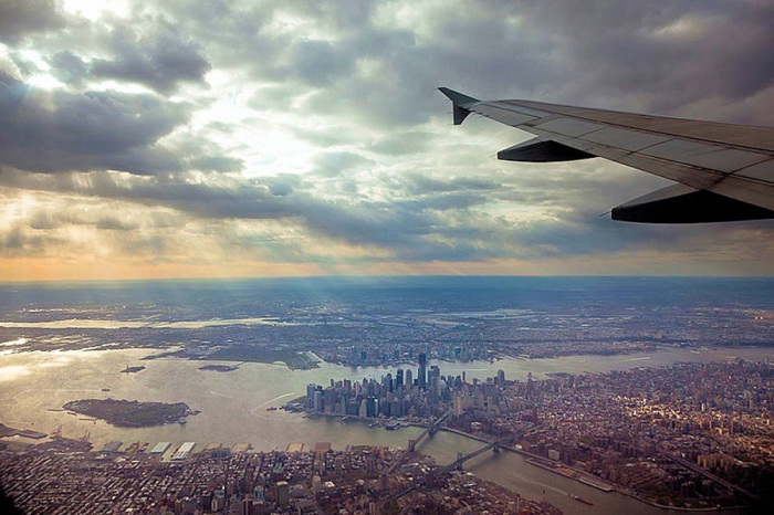Потрясающий вид Нью-Йорка из окна самолета.