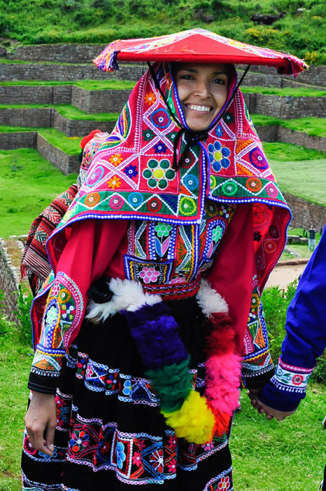 Перуанские свадебные наряды яркие и включают в себя сотканные накидки и шляпы, украшенные кистями и светоотражающим материалом.