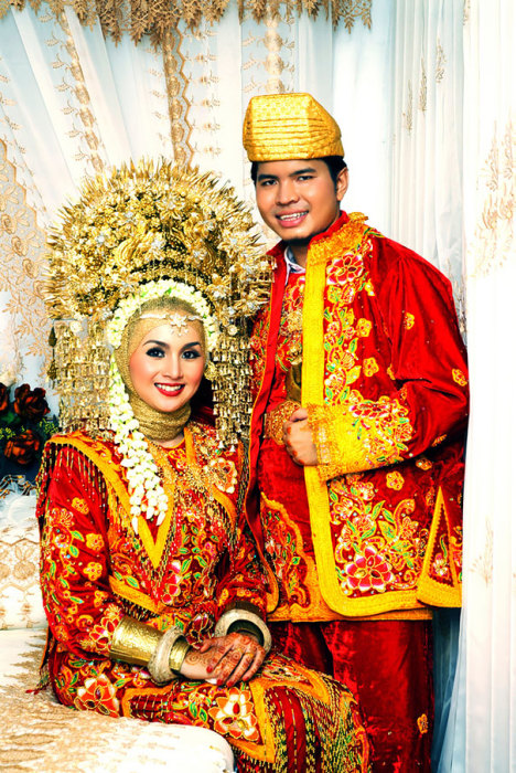 Индонезийские наряды всегда очень яркие и зависят в каком из районов страны люди проживают.