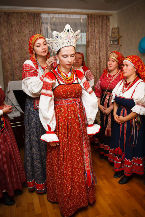 В России много различных этнических групп, и многие из них имеют свои собственные отдельные свадебные традиции.