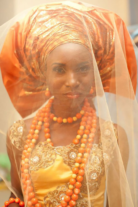 Нигерийские невесты предпочитают яркие свадебные наряды и повязывают на голову головной убор под названием Геле.