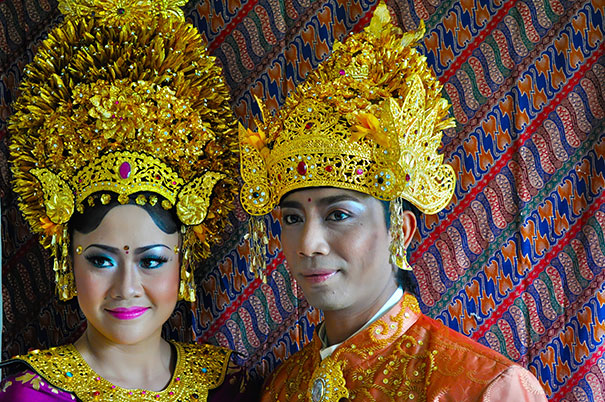 Наряды индонезийских невест богато украшены и сшиты из дорогих и фактурных тканей.