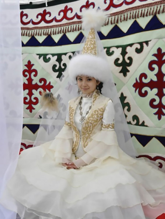 Особым украшением казахской свадьбы, несомненно, являются национальные подвенечные наряды жениха и невесты, но самым дорогим и красивым считается головной убор девушки -«саукеле».