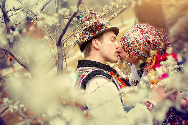Свадьба гуцулов, котрые придерживаются таких свадебных традиций, каким следовали их родители и деды-прадеды.