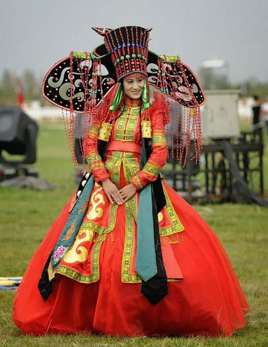 Свадебный Deel является формой узорной одежды, которую носили в течение многих столетий монголы и другие кочевые племена в Центральной Азии.