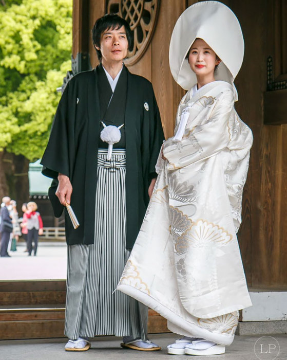 Невеста надевает чисто белое кимоно, которое символизирует чистоту и девичество, а после церемонии может переодеться в красное кимоно, символизирующее удачу.