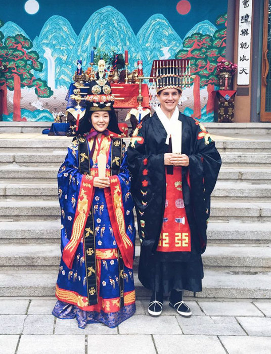 Корейский национальный костюм называется ханбок, одну из вариаций которого корейцы надевают на собственную традиционную свадьбу.