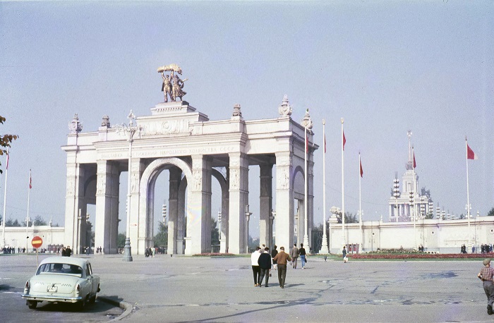 Главный вход в парк ВДНХ выполнен в виде 32 метровой грандиозной арки, состоящей из шести пар колонн.