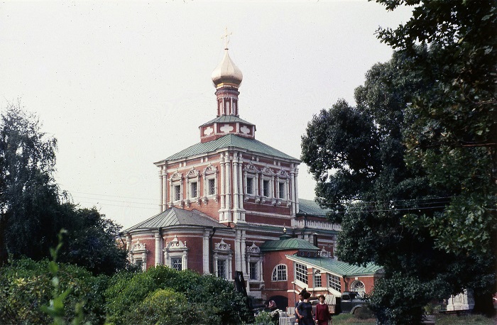 Удивительной красоты  Успенская церковь построена на территории комплекса Новодевичьего монастыря в 1685-1687 годах в стиле московское барокко.