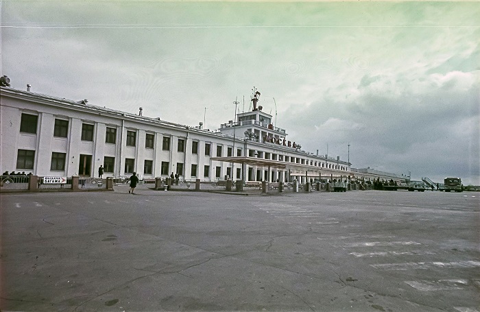 Внуково — один из старейших аэропортов Москвы, обслуживающий не только обычных граждан, а и первых лиц страны.