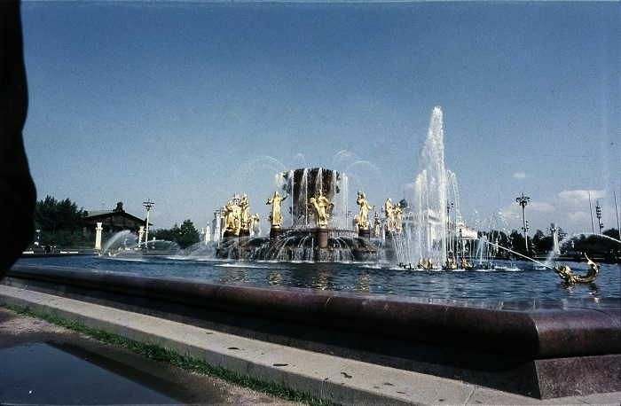 Фонтан «Дружба народов», который находится на одноименной площади, был возведен к открытию ВДНХ в 1954 году.
