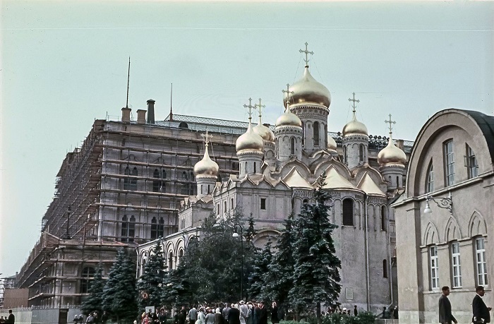 Один из древнейших храмов Москвы с золотыми куполами был построен в конце XIV века.