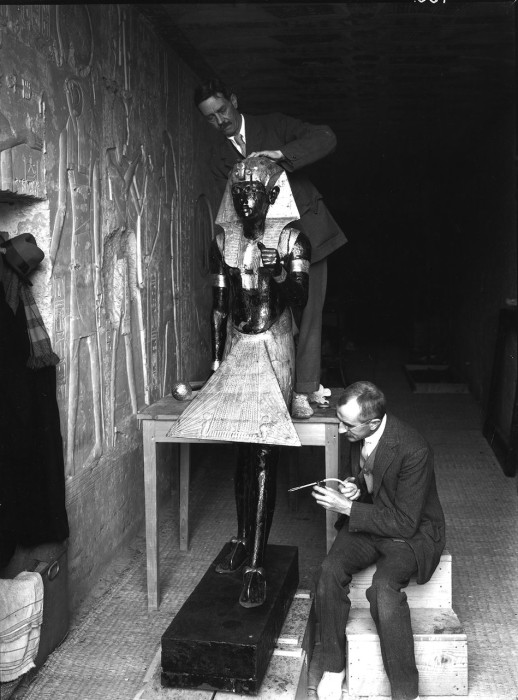Артур Мейс и Альфред Лукас консервируют статую Тутанхамона, охранявшую вход в погребальную камеру фараона. 