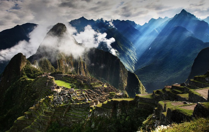 Древний город расположенный на вершине горного хребта на высоте 2450 метров над уровнем моря. Считается, что город был создан правителем инков как резиденция и священный горный приют. Фотограф Simon Tong.