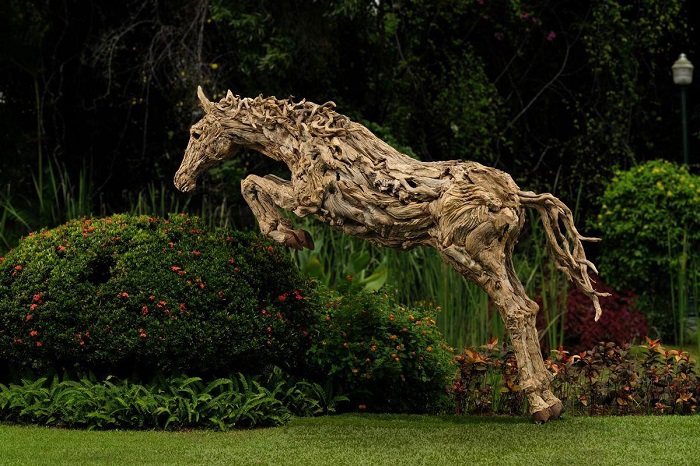 Для создания скульптуры Джеймс Доран-Уэбб (James Doran-Webb) использовал обычную корягу, которую подвергал обработке. В результате художнику удалось создать из заскорузлых кусков дерева нечто поразительное и живое.