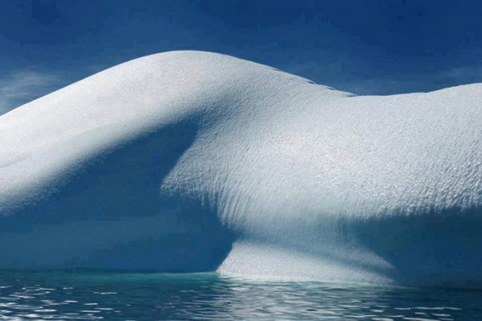 Удивительной формы айсберг.
