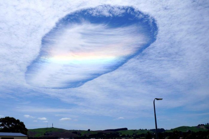 Жители штата Виктория, Австралия стали свидетелями редчайшего явления природы под названием «Дырявые облака». Внутри отверстия облачного неба, появилась радуга, что образовало необычное явление природы.