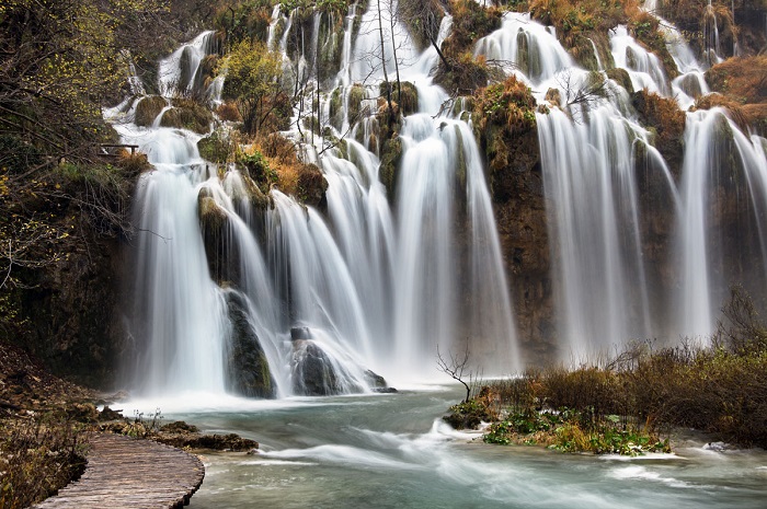 Захватывающий дух водопад в Национальном парке Озер Plitvice в Хорватии. Фотограф Arnaud Fougerouse.