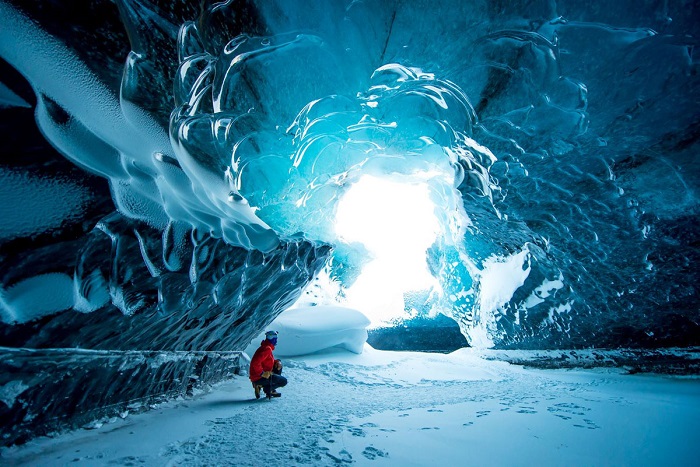 Величественные ледяные пещеры внутри ледника, Аляска. Фотограф Ton Anderson.