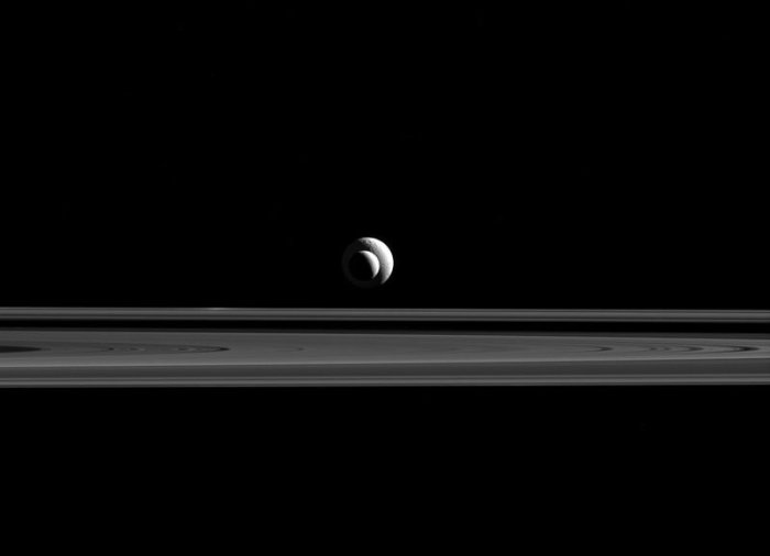 Космический аппарат NASA Cassini запечатлел вполне своевременное изображение с Сатурна.