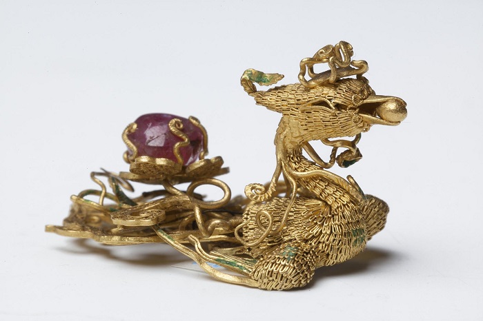 Феникс - филигранное золотое украшение с рубином создано в Китае.