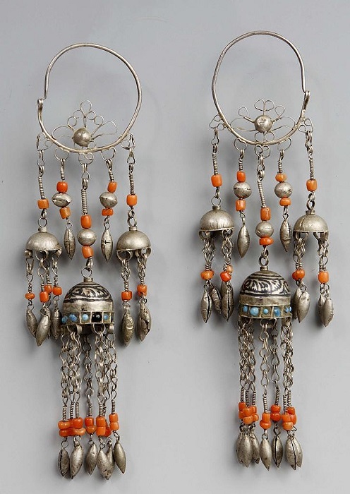 Местом создания данного серебряного ювелирного украшения является Таджикистан.