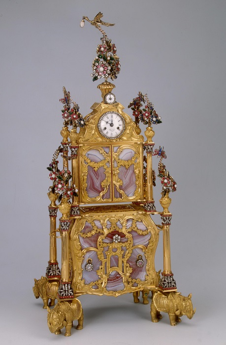 Изящные часы с несессером и музыкальным механизмом изготовлены в Лондоне часовщиком Джеймсом Коксом.