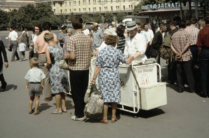 Многие европейцы специально приезжали в СССР, чтобы отведать того самого знаменитого советского мороженого. Автор фотографии: Harrison Foreman.