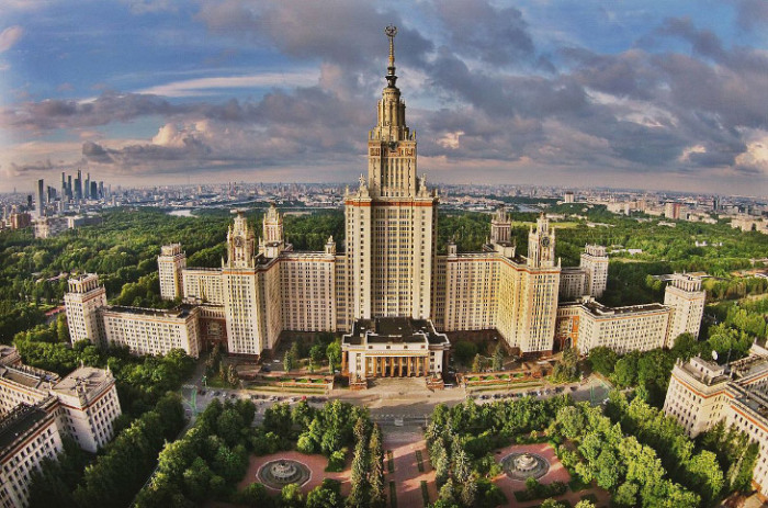 Московский университет  основан в 1755 году по указу императрицы Елизаветы Петровны.