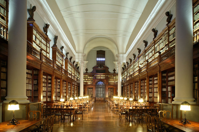 Библиотека университета насчитывает в своих фондах более 200 тысяч томов разных изданий.